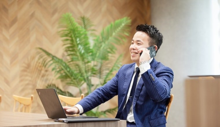 出社したらすぐにメールチェック。商談準備をして会社を出る。