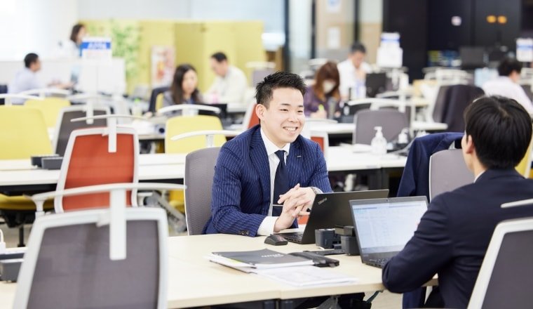 実はアサヒビールの営業とも同じフロアで仕事をする当社。情報交換の機会は多く、顧客の懐に入る信頼構築術も学ばせてもらっている。